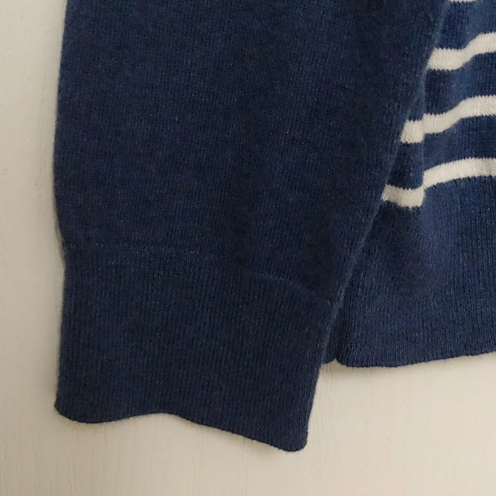 Crown & Ivy Blue Cashmere Blend Crewneck Sweater. Size Large. NWT $65